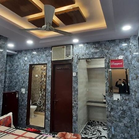 Aggarwal Luxury Room With Private Kitchen Washroom And Balcony Along With Fridge, Ac, Android Tv, Wifi In Main Lajpat Nagar 뉴델리 외부 사진