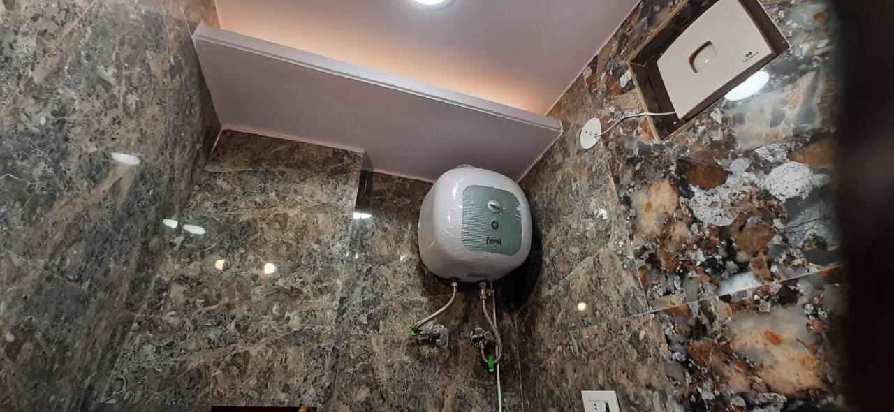 Aggarwal Luxury Room With Private Kitchen Washroom And Balcony Along With Fridge, Ac, Android Tv, Wifi In Main Lajpat Nagar 뉴델리 외부 사진