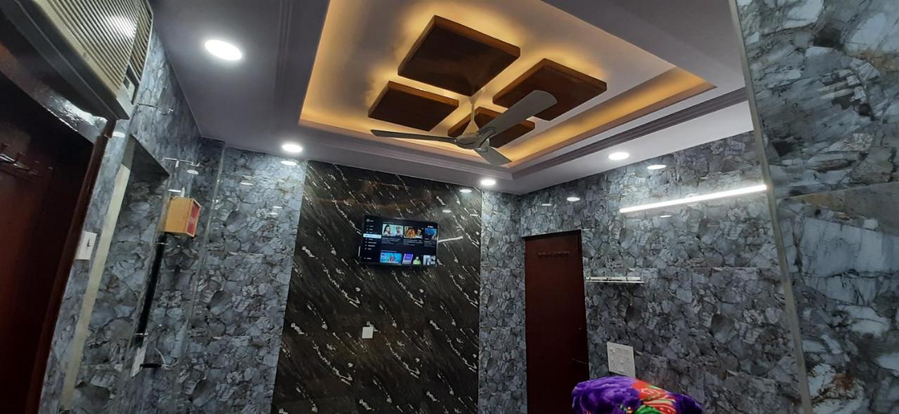 Aggarwal Luxury Room With Private Kitchen Washroom And Balcony Along With Fridge, Ac, Android Tv, Wifi In Main Lajpat Nagar 뉴델리 외부 사진