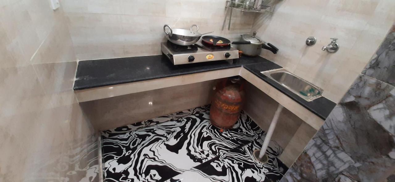 Aggarwal Luxury Room With Private Kitchen Washroom And Balcony Along With Fridge, Ac, Android Tv, Wifi In Main Lajpat Nagar 뉴델리 외부 사진