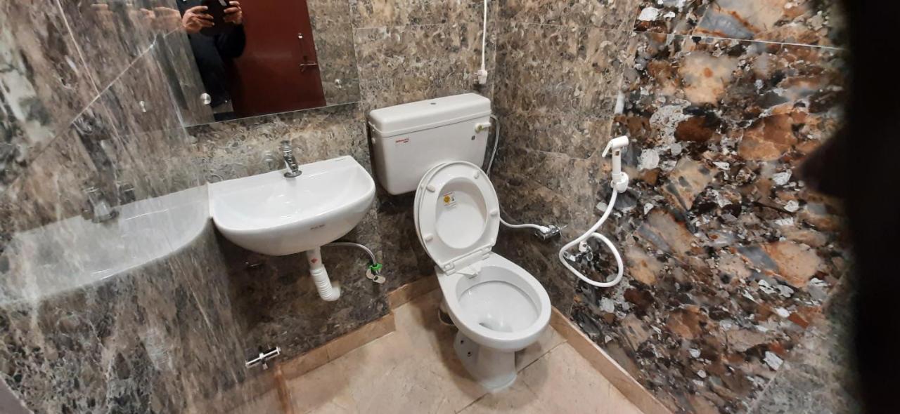 Aggarwal Luxury Room With Private Kitchen Washroom And Balcony Along With Fridge, Ac, Android Tv, Wifi In Main Lajpat Nagar 뉴델리 외부 사진